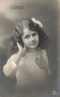 FANTAISIES - Enfant - Petite Fille Qui Tend L'oreille - L'Ouïe - Carte Postale Ancienne - Andere & Zonder Classificatie