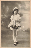 ENFANTS - Petite Fille Portant Un Bouquet De Fleurs - Carte Postale Ancienne - Andere & Zonder Classificatie