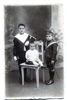 Carte Photo De Trois Petit Enfants élégant Posant Dans Un Studio Photo En 1927 - Anonymous Persons