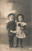 ENFANTS - Portraits - Deux Petites Filles Tenant Des Fleurs - Carte Postale Ancienne - Abbildungen