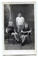 Carte Photo De Trois Petit Enfants Posant Dans Un Studio Photo - Personnes Anonymes
