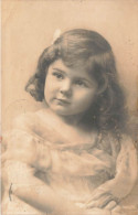 ENFANTS - Portraits - Enfants - Une Petite Fille En Train De Regarder Quelque Chose - Carte Postale Ancienne - Portraits