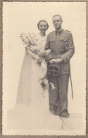 CARTE PHOTO MILITARIA - TB PLAN COUPLE Mariage Dont MILITAIRE Avec Képi Et Sabre ARME ? - Regiments