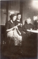Carte Photo De Trois Femmes Dont Deux Qui Font Du Tricot A La Lumière De Leurs Lampe Dans Leurs Maison En 1927 - Personas Anónimos