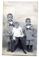Carte Photo De Trois Petit Enfant élégant Posant Dans Un Studio Photo Vers 1910 - Anonieme Personen