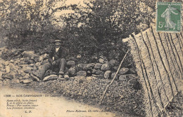 CPA 15 NOS CAMPAGNES UN CASSEUR DE CAILLOUX  Pierre Malroux Libraire éditeur Aurillac Rare - Aurillac