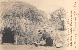 CPA / AFRIQUE DU SUD / A ZULU WOMAN GRINDING CORN AND NURSING BABY / CPA ETHNIQUE - Afrique Du Sud