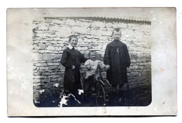 Carte Photo De Deux Jeune Garcon élégant Avec Un Petit Garcon Sur Sont Cheval A Bascule Dans Leurs Ferme Vers 1915 - Persone Anonimi