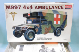 Academy Minicraft - HUMMER M997 4x4 Ambulance Camion Maquette Kit Plastique Réf. 1352 BO 1/35 - Véhicules Militaires