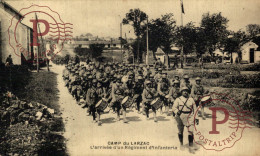 Camp Du Larzac (Aveyron), L'arrivée D'un Régiment D' Infanterie. MILITAR. MILITAIRE. - Regimientos