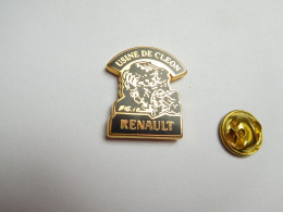 Beau Pin's En Zamac , Auto Renault , Usine De Cléon , Signé Pichard , Seine Maritime - Renault