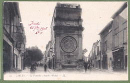 CPA Dos Précurseur - BOUCHES DU RHONE - ARLES - LA FONTAINE PICHOT - Petite Animation, Commerces - Arles