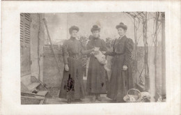 Carte Photo De Trois Jeune Femmes élégante Avec Leurs Chat Posant Dans La Cour De Leurs Maison Vers 1910 - Anonieme Personen