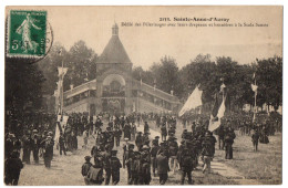 CPA 56 - SAINTE ANNE D'AURAY (Morbihan) - 2133. Défilé Des Pèlerinages Avec  Drapeaux Et Bannières à La Scala Sancta - Sainte Anne D'Auray