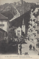 74 CHAMONIX MONT BLANC PLACE DE L EGLISE UN JOUR DE CEREMONIE Editeur: COUTTET Auguste N° 25 - Chamonix-Mont-Blanc