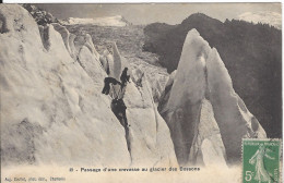 74 CHAMONIX MONT BLANC PASSAGE D UNE CREVASSE AU GLACIER DES BOSSONS  Editeur: COUTTET Auguste N° 49 - Chamonix-Mont-Blanc