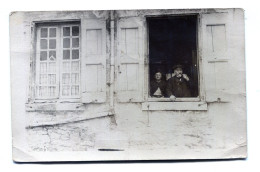 Carte Photo D'un Couploe élégant Dont L'homme Fume La Pipe A La Fenetre De Leurs Maison Vers 1920 - Anonymous Persons