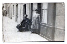 Carte Photo D'un Homme Assis Avec Une Jeune Fille A L'entré D'un Café Dans Une Ville Vers 1910 - Anonymous Persons