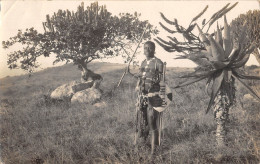 CPA / AFRIQUE DU SUD / CPA ETHNIQUE / CARTE PHOTO / AFRICAIN EN TENUE DE GUERRE - Afrique Du Sud