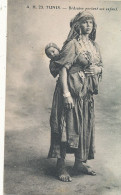 AY 497 /    CPA    TUNISIE-   TUNIS -BEDOUINE PORTANT SON ENFANT - Tunisie