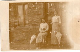 Carte Photo D'une Femme élégante Avec Sa Fille Posant Devant Leurs Maison Vers 1910 - Anonymous Persons