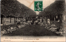 SELECTION -  SENS  -  Le Patronage Laîque De Jeune Filles En Promenade à Pont Sur Yonne Après Le Goûter Sur La Promenade - Sens