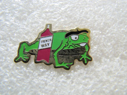 PIN'S     ANIMAUX   GRENOUILLE   FRENCH  WAY   BOUTEILLE  VIN - Animali