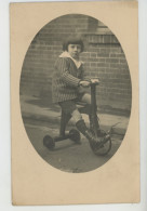 ENFANTS - VÉLO -  Belle Carte Photo Petit Garçon Sur Tricycle En 1927 - Portretten