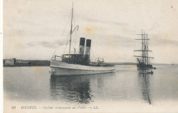 AY 524 /    CPA    TUNISIE-    BIZERTE-CYCLOPE  REMORQUANT  UN VOILIER - Tunesien