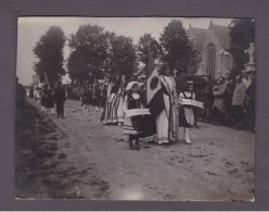 Photo Originale Vintage Snapshot Guerre 14-18 Quaedypre Nord Fete Ceremonie Enfants Avec Fusils Militaires Ds Le Public - Places