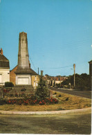 - 36 - NEUVY ST SEPULCRE (Indre) - Le Monument Aux Morts Et L'Avenue Thabaud-Boislareine. - Scan Verso - - Other & Unclassified