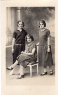 Carte Photo De Trois Jeune Femmes élégante Posant Dans Un Studio Photo - Anonyme Personen