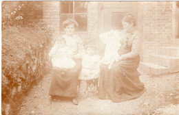 Carte Photo De Deux Femmes élégante Avec Trois Petit Enfants Posant Dans La Cour De Leurs Maison Vers 1915 - Personas Anónimos