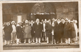 Carte Photo D'hommes Et D'enfants Posant Devant Leurs Hotel Au Mont Doré En 1932 - Personas Anónimos