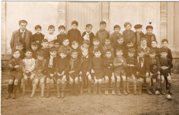 Carte Photo D'une Classe De Petit Garcon Avec Leurs Maitre Posant Dans La Cour De Leurs école Vers 1930 - Personas Anónimos