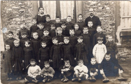 Carte Photo D'une Classe De Petit Garcon Avec Leurs Maitre Et Maitresse Devant Leurs école Vers 1915 - Personas Anónimos