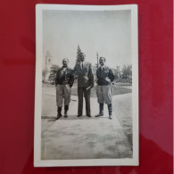 PH - Ph Original - Homme En Costume Avec Deux Autres Hommes En Uniforme Posant Sur Une Place - Personas Anónimos