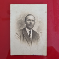 PH - Ph Original - Vieille Photo D'un Jeune Homme En Costume Et Avec Une Moustache - Personas Anónimos