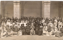 Carte Photo D'hommes Déguisé En Homme D'église Dans La Cour D'une école En 1910 - Personas Anónimos