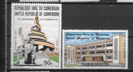 1981 - N°677 + 688**MNH - 20 Ans Réunification - Hôtel De Ville - Cameroun (1960-...)