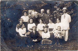 Carte Photo D'une Famille élégante Avec Leurs Chien Posant Dans Leurs Jardin Vers 1910 - Personas Anónimos