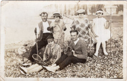 Carte Photo D'une Famille élégante Posant A La Plage Vers 1920 - Personas Anónimos