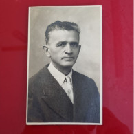 PH - Ph Original - Portrait D'un Homme Avec Une Cravate Regardant étrangement 1952 - Personnes Anonymes