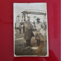 PH - Ph Original - Hommes élégants Posant Devant Le Pont De La Boca - Personnes Anonymes