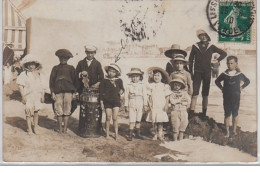 LES SABLES D'OLONNES : CARTE PHOTO - Famille à La Plage - Très Bon état - Other & Unclassified