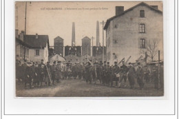 NEUVES MAISONS : L'infanterie Aux Usines Pendant Les Grèves - Bon état (un Coin Plié) - Neuves Maisons