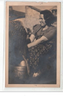 ROQUEFORT - Jeune Femme Trayant Une Brebis - CARTE PHOTO - état - Roquefort