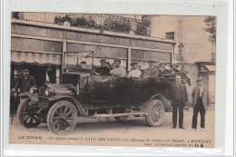 LE VIGAN - Un Départ Devant Le Café Des Cévènnes (Bureau De Service LE VIGAN-L'ESPEROU)  - Très Bon état - Le Vigan