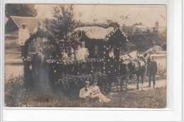 LYONS LA FORET - CARTE PHOTO - Char Fleuri Et Ses Occupants - Très Bon état - Lyons-la-Forêt