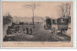 NOYERS : Un Campement De Forains à L'Hôtel Du Boeuf Couronné ( Gitans-romanichels) - Bon état (traces) - Noyers Sur Cher